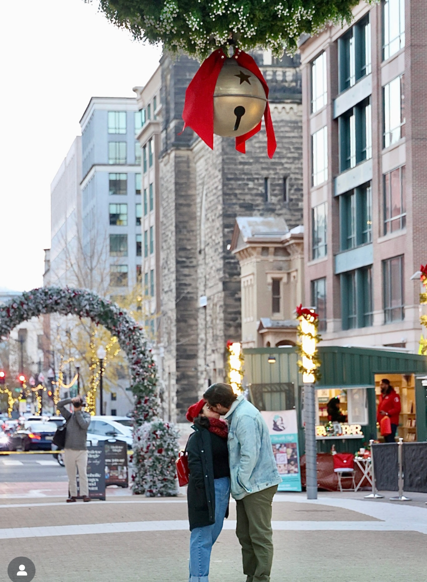 World Record Broken in Washington, D.C.: 1,435 Couples Kiss Under the National Mistletoe