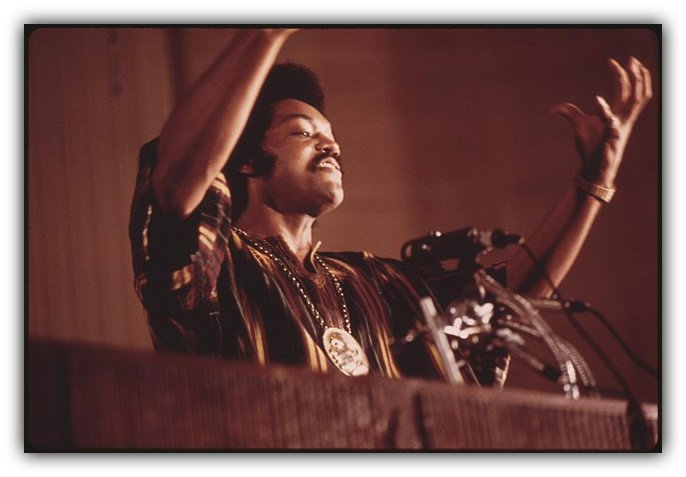 Rev. Jesse Jackson on a 1973 radio broadcast from Operation PUSH, inspiring businesses to support Black entrepreneurs and shaping Chicago into a hub of Black banking and economic opportunity. (Photographer: John H. White, U.S. National Archives, Public Domain)